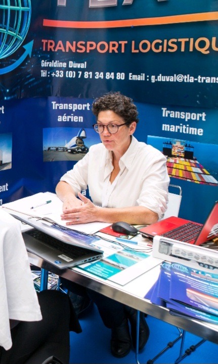 Géraldine Duval échangeant avec un visiteur sur le stand T.L.A Transport Logistique Affrètement